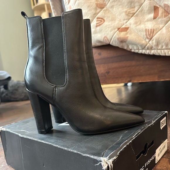 Marc Fisher | Women's Garliss Chelsea Boot - Picture 8 of 11